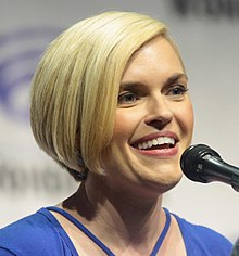 How tall is Kari Wahlgren?